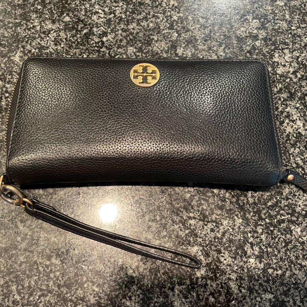 Tory Burch wristlet wallet / clutch